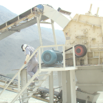 反击式破碎机处理物料的三种破碎机理